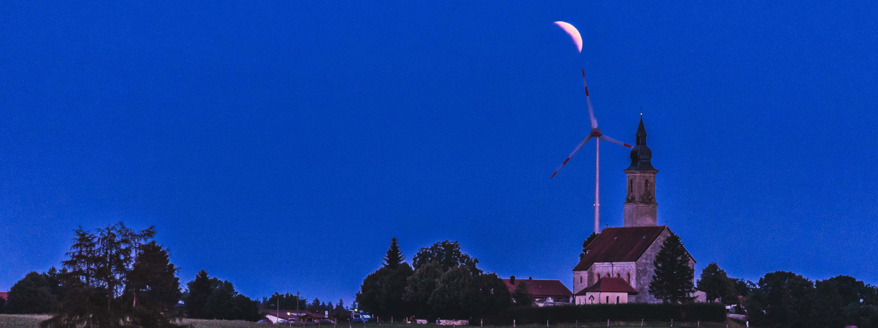 Mondsichel über dem Windrad Osterkling im Landkreis Ebersberg